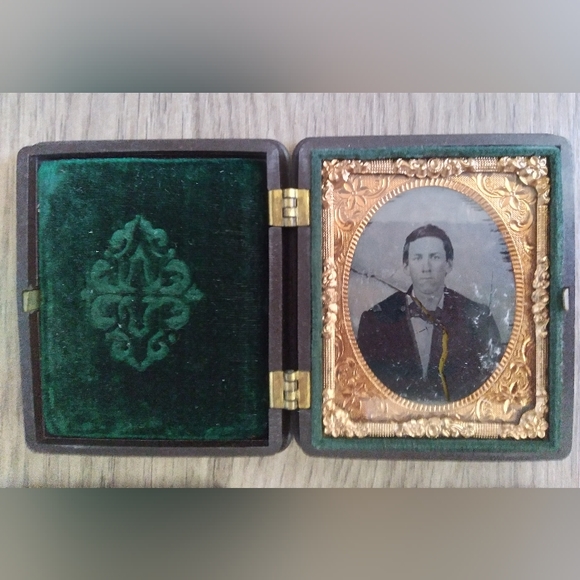 1800s Leather and Velvet Photos - Picture 7 of 9